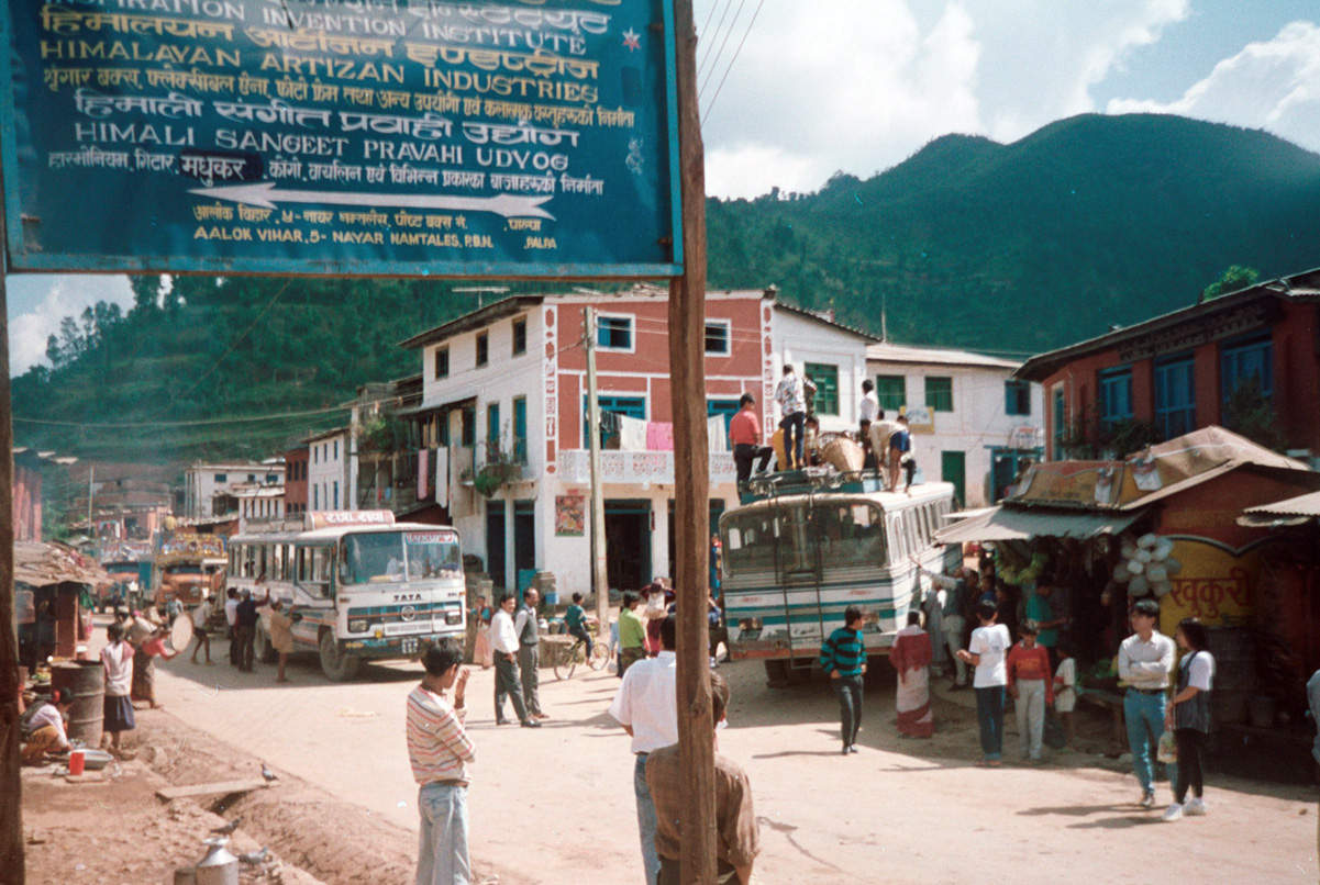 india-nepal-bus-town_1