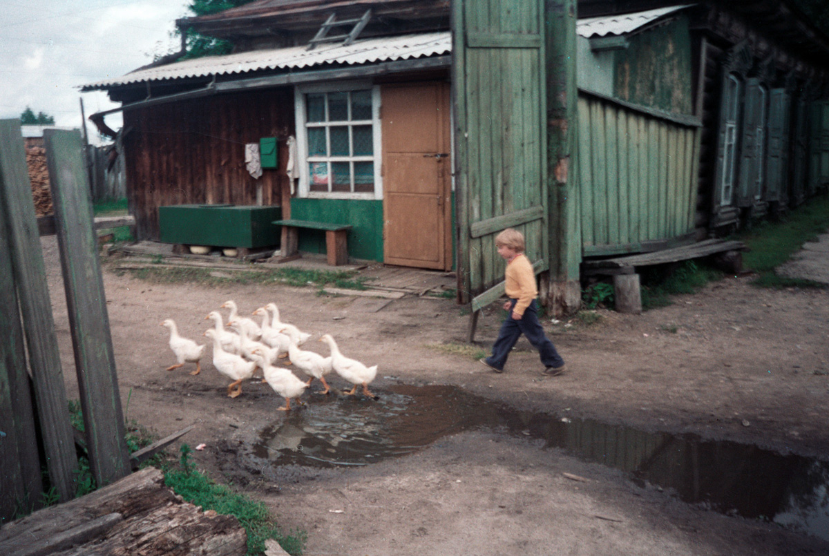 siberia-little-boy-following-geese_0