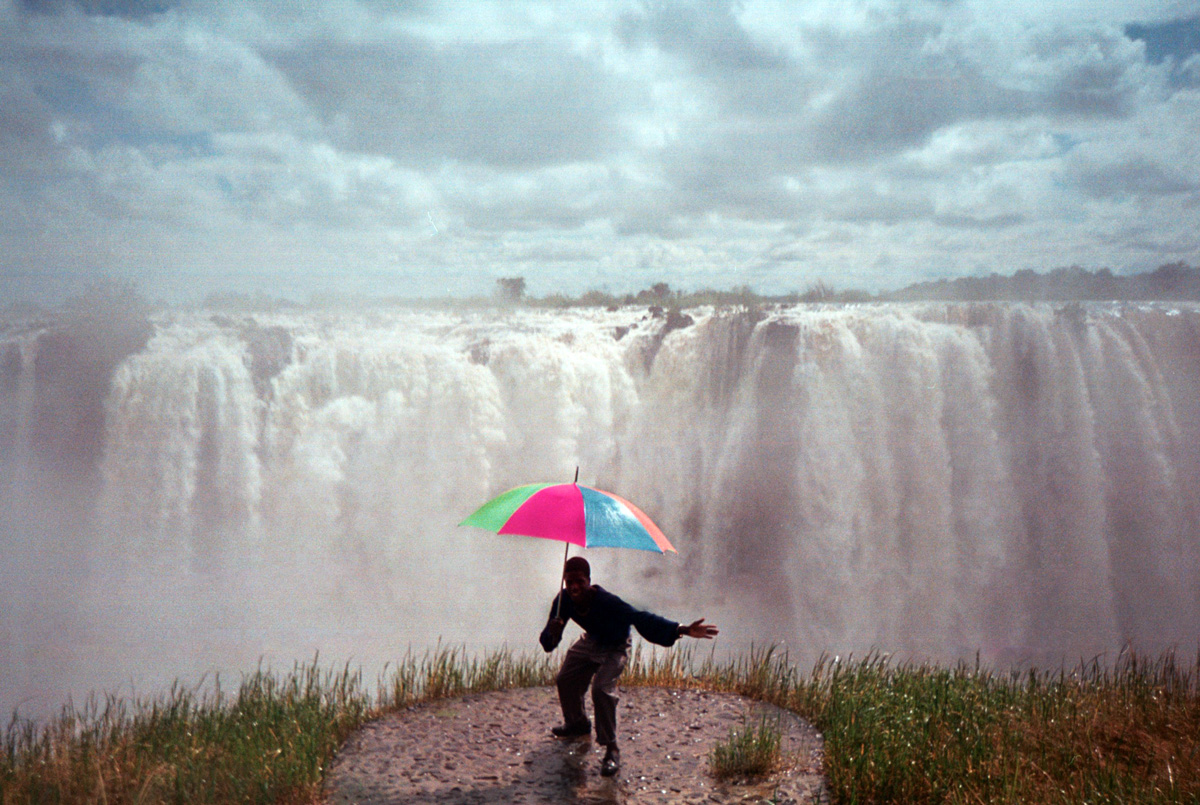 zambia-falls-the-real-umbrella-man